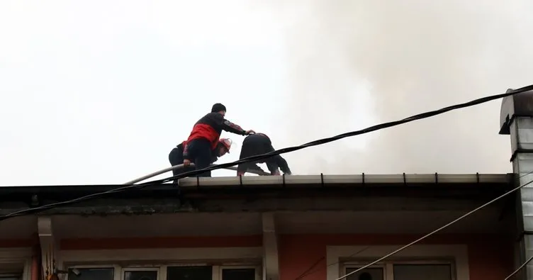 Binanın çatısında çıkan yangın paniğe neden oldu