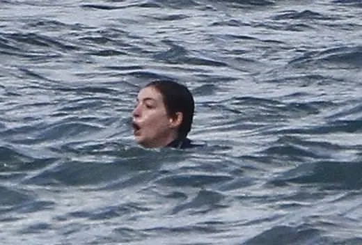 Anne Hathaway denizde korku dolu anlar