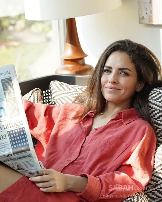 Bu ünlüyü tanıyabildiniz mi? Annesinin kucağında el sallayan çocuk şimdi çok ünlü bir oyuncu…