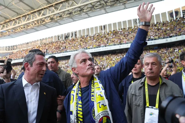 son-dakika-fenerbahcede-mourinho-ile-yollar-ayrildi-1756453751922.jpeg