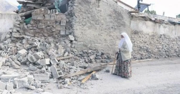 Erzurum’da hortum çatıları uçurdu