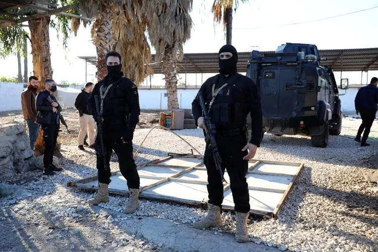 Adana’daki operasyonda polise ateş açtılar! 4 adamıyla saldırı hazırlığındaydı...