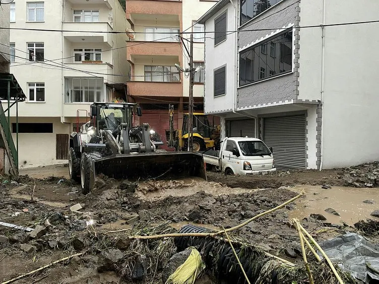 Giresun’da sel heyelana yol açtı: Ev ve iş yerlerini su bastı! Belediye Başkanı çağrı yaptı: Her tarafımızı yıktı…