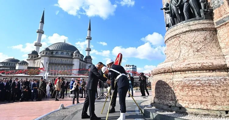 Cumhuriyetin 99.yıldönümü Taksim’deki törenle başladı
