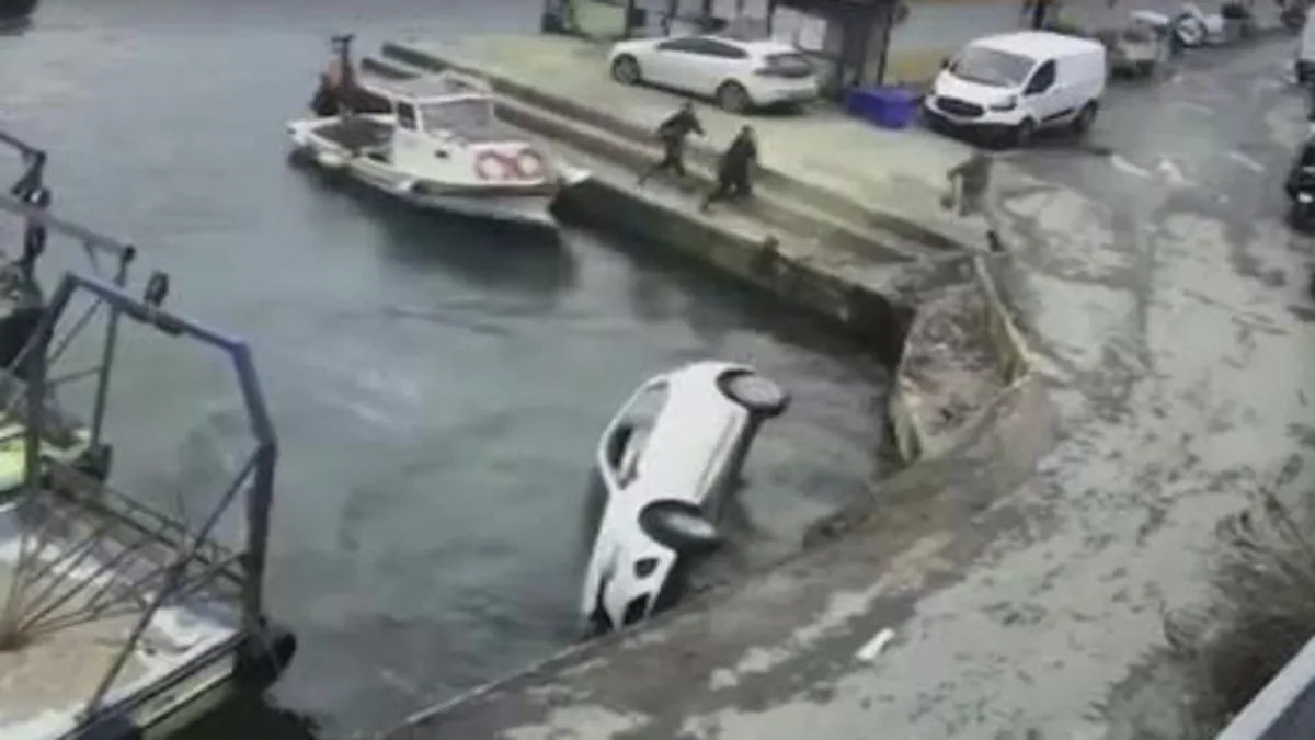 SON DAKİKA… İstanbul Sarıyer’de otomobil denize uçtu: Sürücüyü kurtarmak için zamanla yarıştılar… SON DAKİKA… İstanbul Sarıyer’de otomobil denize uçtu: Sürücüyü kurtarmak için zamanla yarıştılar…