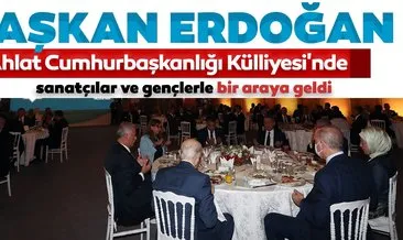 Başkan Erdoğan sanatçılar ve gençlerle Ahlat Cumhurbaşkanlığı Külliyesi’nde akşam yemeğinde bir araya geldi