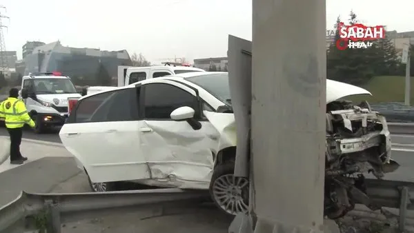 İstanbul Bahçelievler'de feci kaza! Önce önündeki araca sonra direğe çarparak durabildi | Video