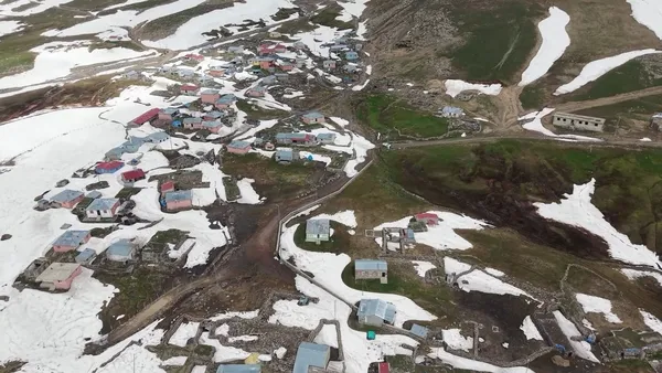 mayis-ayinda-kar-esareti-yayla-koyleri-drone-ile-goruntulendi-1778242676595.jpg