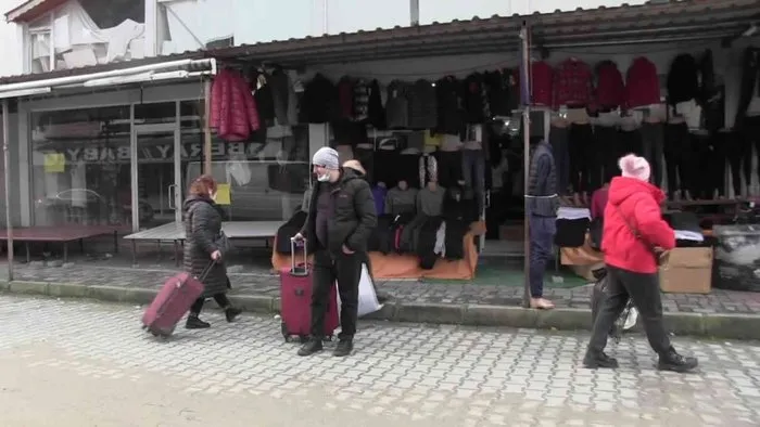 Gürcüler boş bavullarla gümrük kapısından geçip, dolu bavulla dönüyorlar