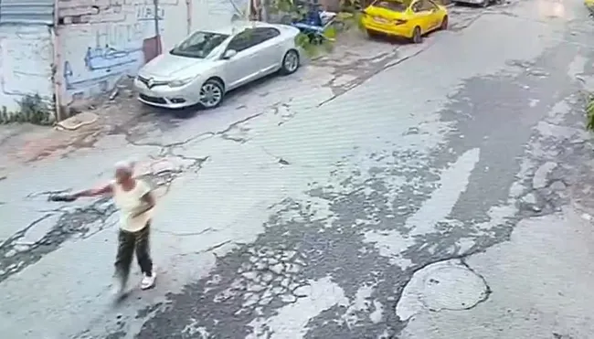 beyoglunda-dehset-hastanaye-giden-kadini-gasbetti-o-korku-dolu-anlar-kamerada-1755762599266.jpeg Beyoğlu'nda dehşet! Hastaneye giden kadını gasbetti! O korku dolu anlar kamerada