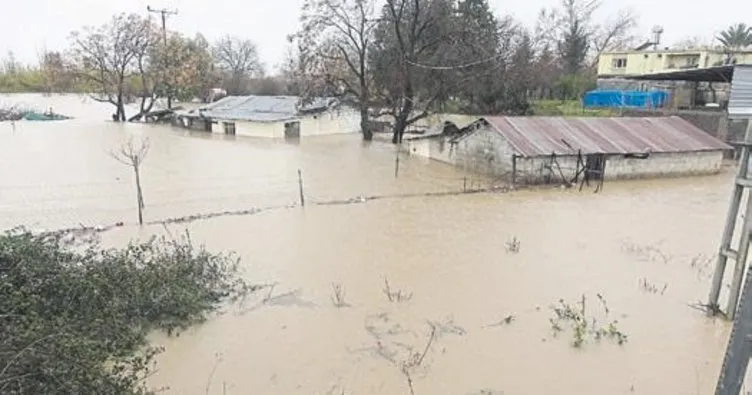 Adana’da sağanak taşkına neden oldu