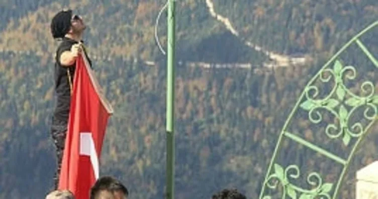 Şehitler Tepesi’ndeki eskimiş Türk bayrağını yenisi ile değiştiler