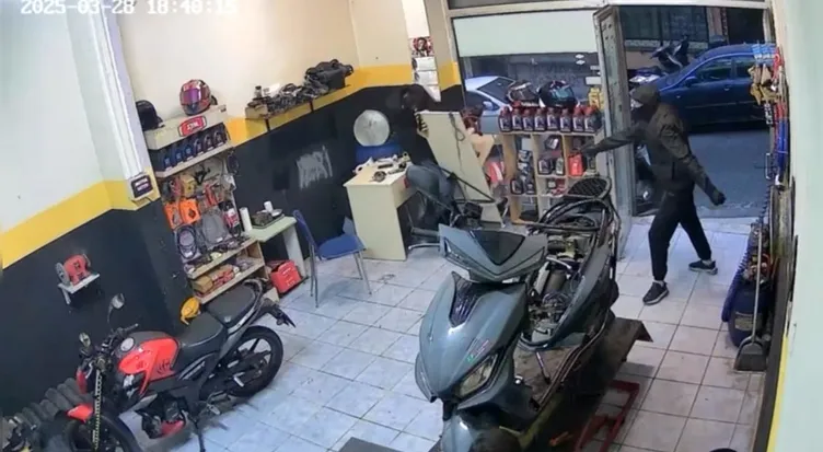 Dehşetin adresi Beyoğlu! Tamirhaneyi kurşun yağmuruna tuttular! Tam giderken geri dönüp...
