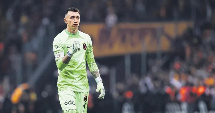 Yeni kaleciyi Muslera seçsin