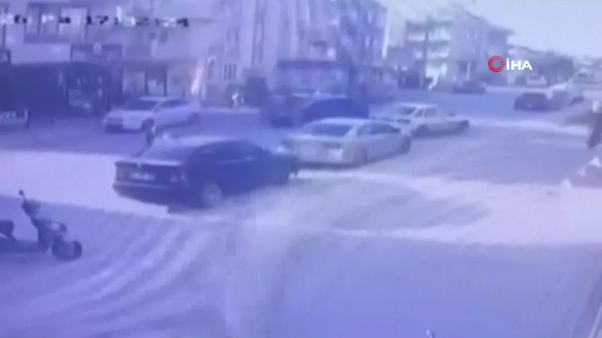 Antalya’da otomobil ile çarpışan motosikletteki 2 kişi metrelerce savruldu: 3 yaralı | Video videosunu izle Antalya’da otomobil ile çarpışan motosikletteki 2 kişi metrelerce savruldu: 3 yaralı | Video videosunu izle