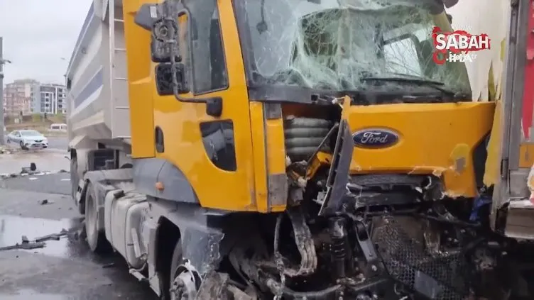 Kayseri'de feci kaza! Direksiyon hakimiyetini kaybeden tır sürücüsü 5 aracı biçti, 9 yaralı