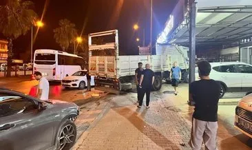 Kontrolden çıkan kamyon 4 otomobili biçti! O anlar güvenlik kamerasına yansıdı #antalya