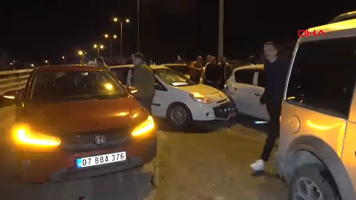 Antalya’da zincirleme kaza: 6 otomobil birbirine girdi Antalya’da zincirleme kaza: 6 otomobil birbirine girdi