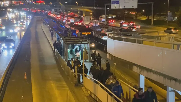 İstanbul-Bakırköy metrobüs durağında korku dolu dakikalar: Alkollü şahıs rastgele ateş açtı!