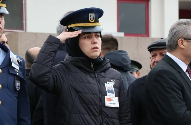 Türkiye şehitlerini uğurladı! Şehit astsubayın eşinden oğluna: Başını dik tut, senin baban kahraman!