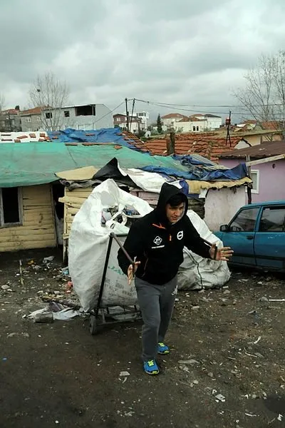Şampiyon Kadir, kağıt toplamaya devam ediyor