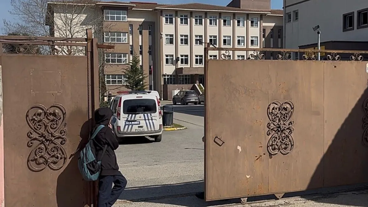 Acı haber geldi! Lisede öğrencisi tarafından bıçaklanan öğretmen hayatını kaybetti Acı haber geldi! Lisede öğrencisi tarafından bıçaklanan öğretmen hayatını kaybetti