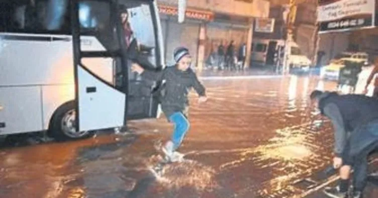 Melih ABİ: Alt yapısız Adana yağmura kötü yakalandı