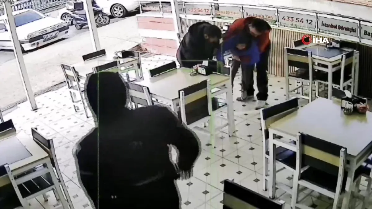 Kurye heimlich manevrasıyla boğulan çocuğu kurtardı: O anlar kamerada videosunu izle Kurye heimlich manevrasıyla boğulan çocuğu kurtardı: O anlar kamerada videosunu izle