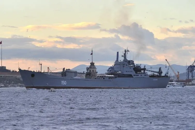 Rus savaş gemileri İstanbul Boğazı’ndan geçti