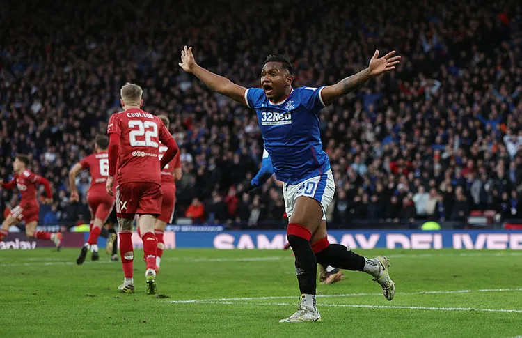 fenerbahcede-michy-batshuayinin-yerine-morelos-geldi-1693379256425.jpg