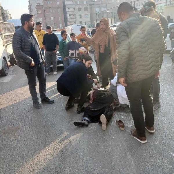 birecikte-aracin-carptigi-kadin-agir-yaralandi-1673018061688.jpeg