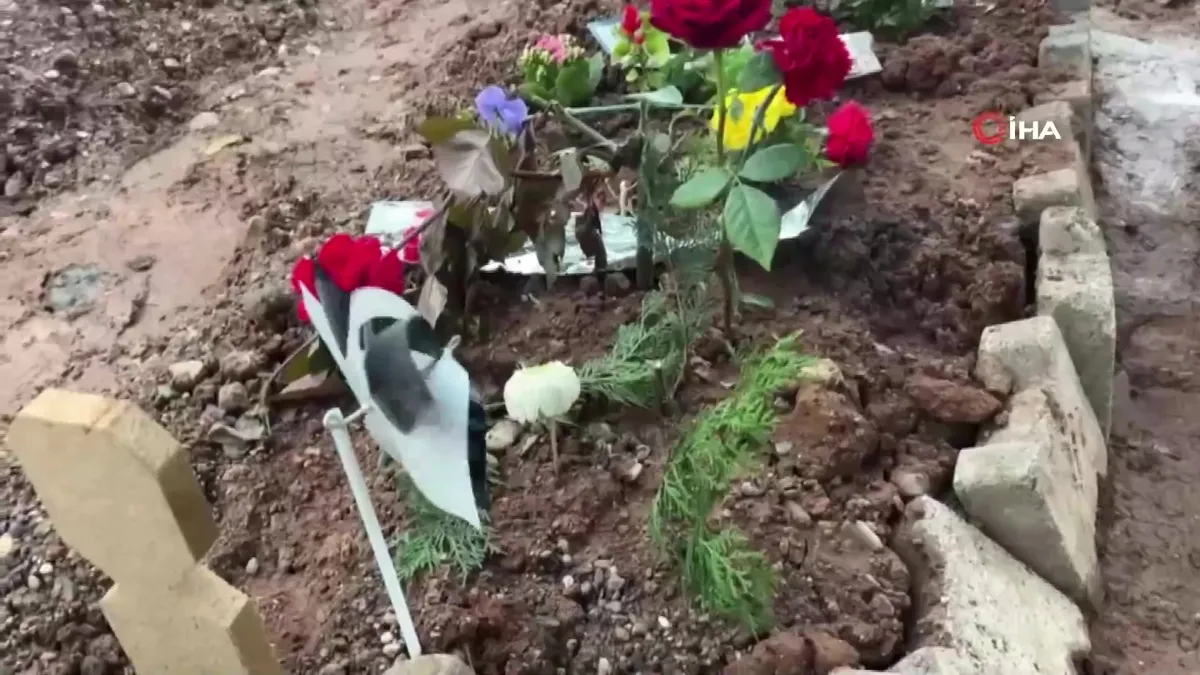 Kahramanmaraş okul saldırısında hayatını kaybeden öğrencilerin mezarlarına bırakılan notlar yürekleri yaktı | Video videosunu izle Kahramanmaraş okul saldırısında hayatını kaybeden öğrencilerin mezarlarına bırakılan notlar yürekleri yaktı | Video videosunu izle