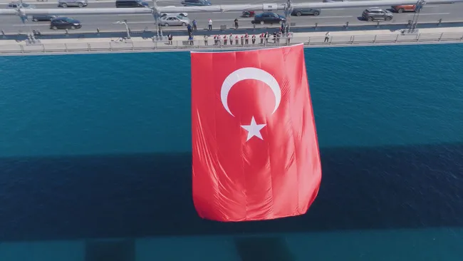 hain-darbe-girisiminin-10-yili-istanbul-bogazindaki-koprulere-dev-turk-bayragi-asildi-1783770856160.jpg Hain darbe girişiminin 10. yılı... İstanbul Boğazı'ndaki köprülere dev Türk bayrağı asıldı!