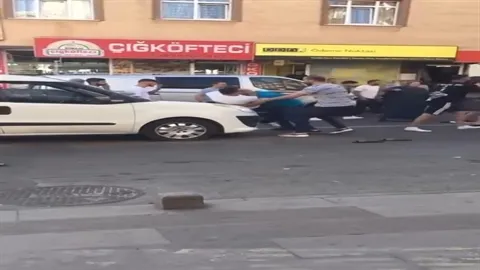 pendikte-yol-verme-kavgasi-tekmeler-yumruklar-havada-ucustu-1724413012335.jpg