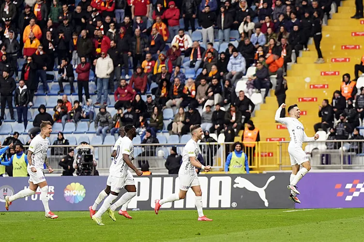 Son dakika haberi: Galatasaray taraftarlarından Carlos Cuesta isyanı! Sahada göreceksiniz demişlerdi, gördük