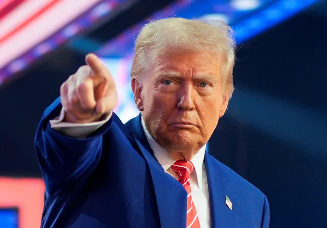 abd-baskani-donald-trumptan-gumruk-vergisi-karari-yuzde-25e-cikarilacak-1777651625893.jpg Donald Trump’tan AB'ye gümrük vergisi hamlesi: “Yüzde 25’e çıkarılacak”