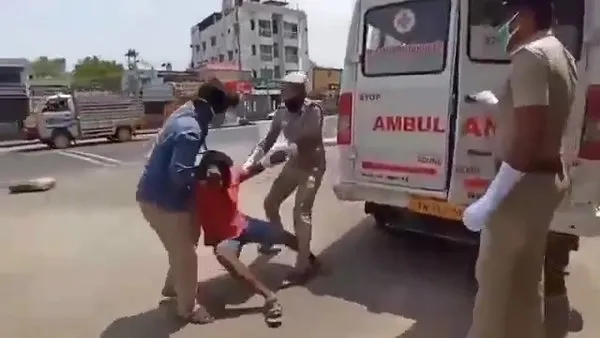 Hindistan'da sokağa çıkanlara polisten akılalmaz corana virüsü cezası... Korkudan aklını kaçıracaktı!  | Video