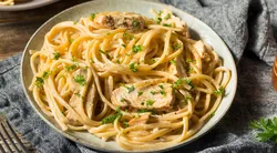 Akşam yemeğine ne yapacağını bilmeyenlere: Tavuklu fettucini tarifi