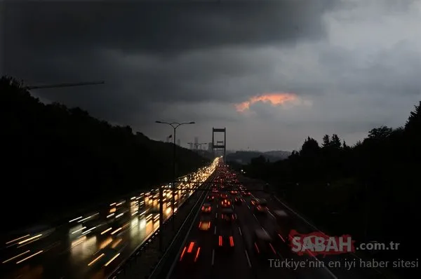 Bulutlar İstanbul Boğazı'nı kapladı