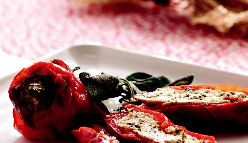 Lor Peynirli Kırmızı Biber Dolması