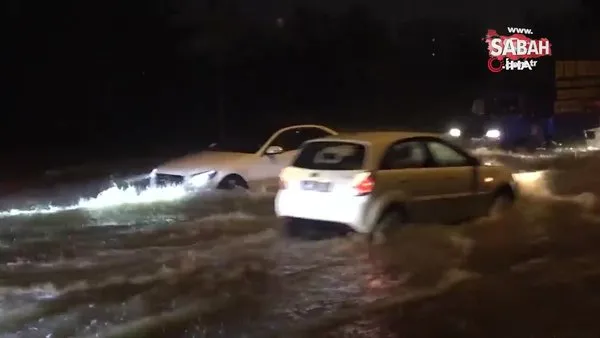 SON DAKİKA HABERİ: Antalya'da sağanak yağış sonrası yaşam felç oldu! Kara yolunda botla kurtarıldılar | Video
