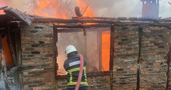 Kozlu Örencik köyünde 2 ev yanarak kül oldu