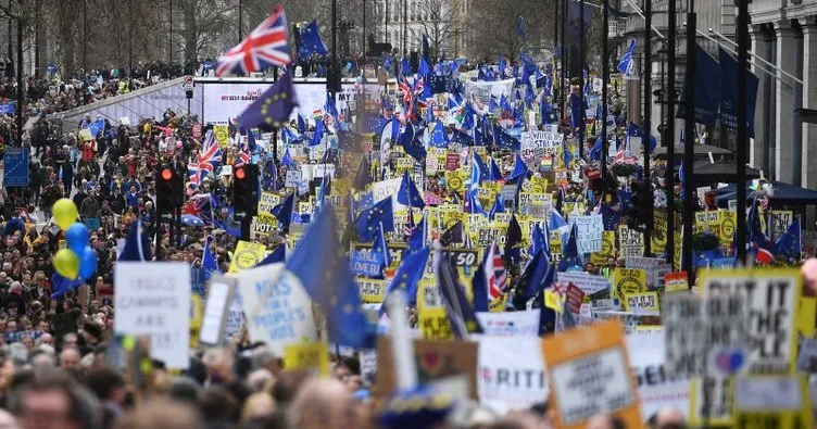 Brexit karşıtı 1 milyon İngiliz sokağa döküldü