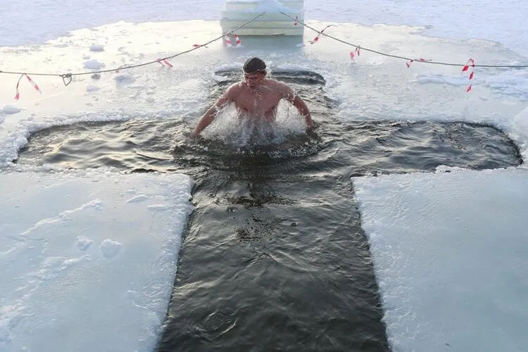 Dünya Putin'in bu fotoğraflarını konuşuyor! Eksi 20 derece olan suya girdi