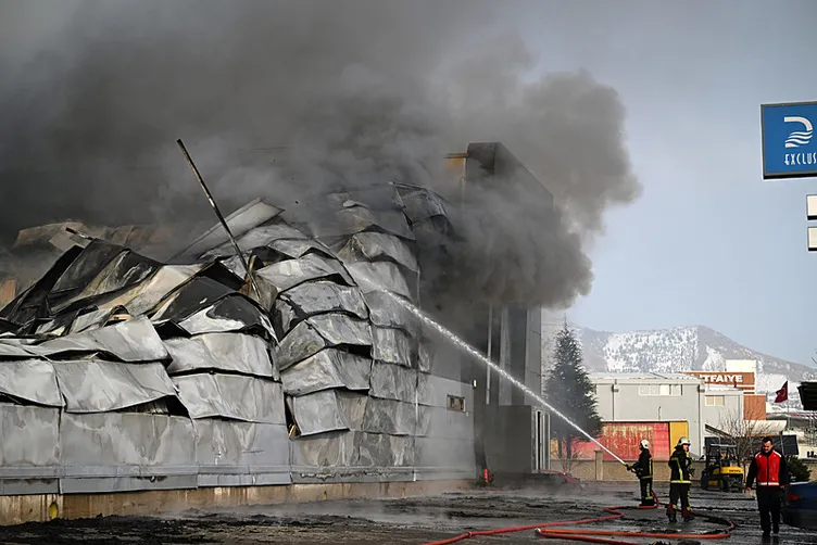 Son dakika: Kayseri’deki mobilya fabrikasında yangın: 3 kişi öldü!