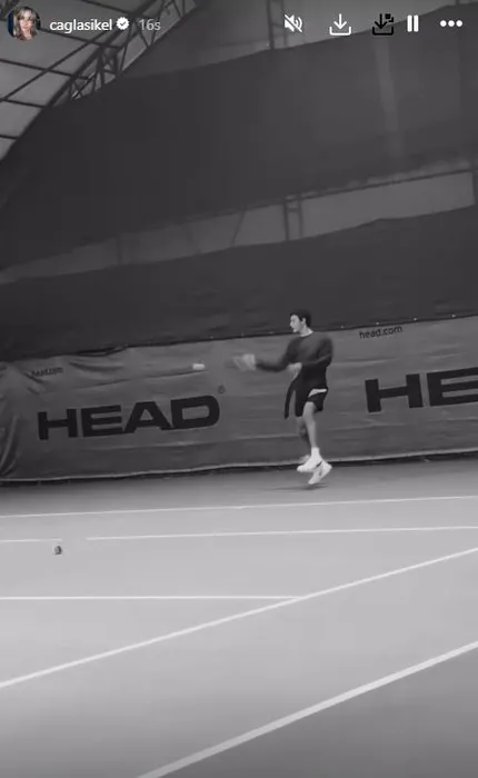 Çağla Şıkel paylaşmaya doyamıyor! Çağla Şıkel'in yakışıklı oğlu Kuzey tenis kortunda şov yaptı! 4 Çağla Şıkel paylaşmaya doyamıyor! Çağla Şıkel’in yakışıklı oğlu Kuzey tenis kortunda şov yaptı!