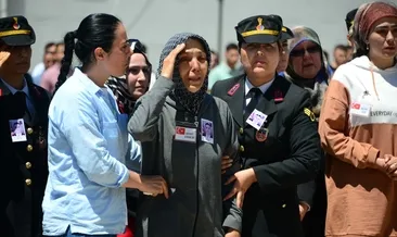 Şehit oğlunu asker selamıyla uğurladı