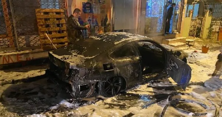 Fatih’te park halindeki otomobil alev alev yandı! Kullanılamaz hale geldi