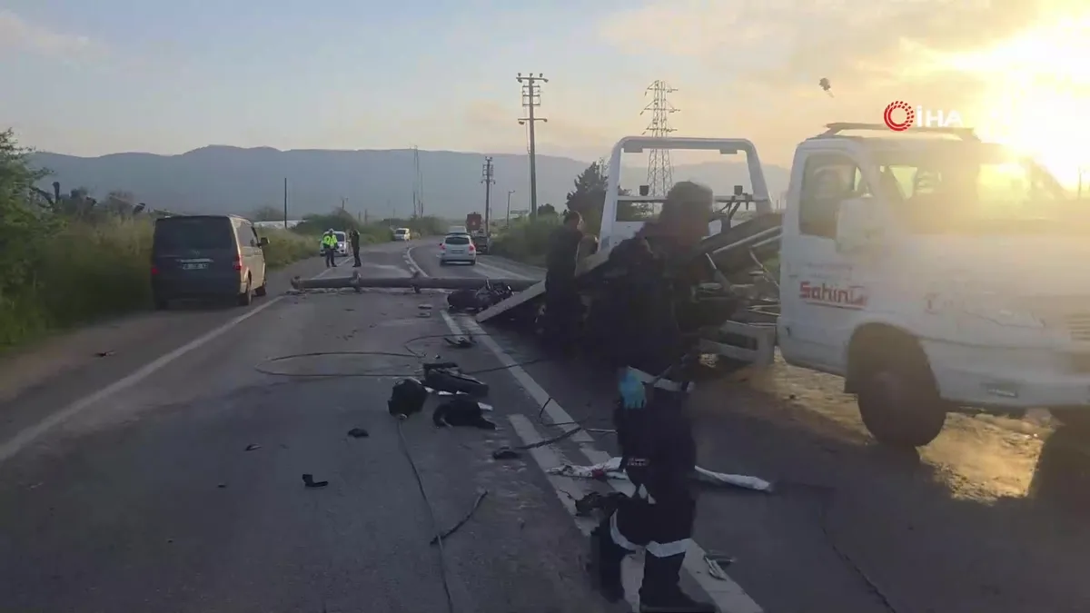 Otomobilin devirdiği elektrik direğine motosiklet çarptı: 4 yaralı | Video videosunu izle Otomobilin devirdiği elektrik direğine motosiklet çarptı: 4 yaralı | Video videosunu izle