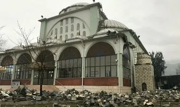 Fırtına cami minaresini devirdi
